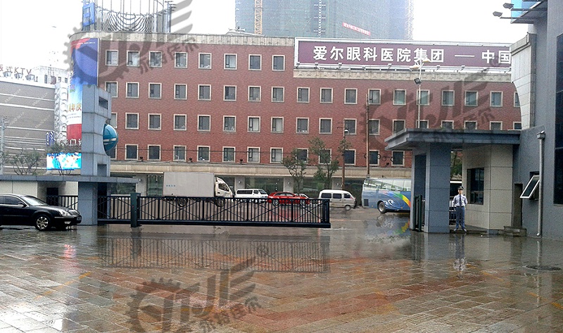 沈陽醫(yī)院大門安裝案例,沈陽懸浮門安裝效果,醫(yī)院戶外大門安裝
