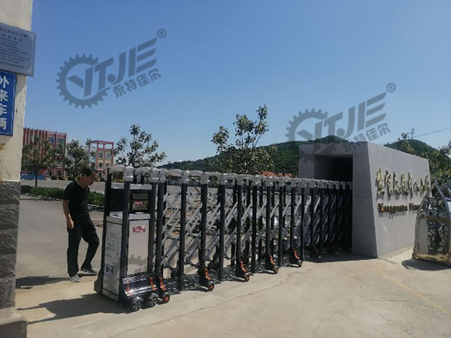 鐵嶺伸縮門安裝效果,鐵嶺電動(dòng)門安裝案例,學(xué)校伸縮門安裝效果