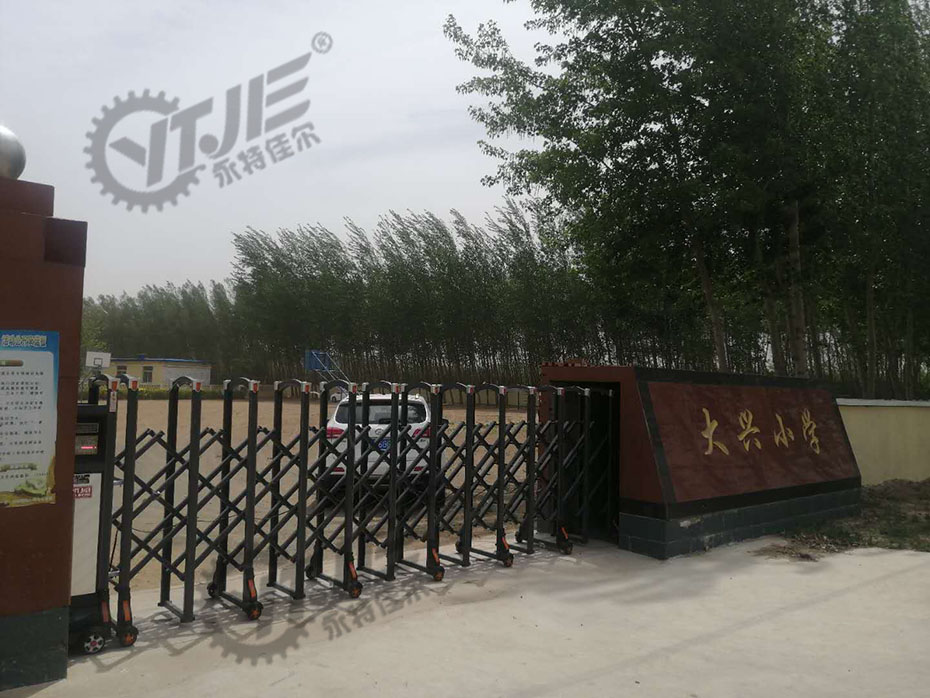 哈爾濱伸縮門使用案例,哈爾濱學(xué)校伸縮門使用效果,學(xué)校選購(gòu)伸縮門