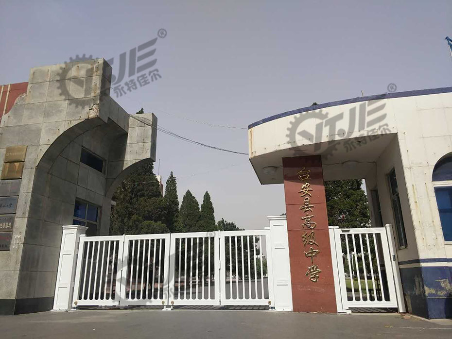 遼寧分段門安裝案例,學(xué)校戶外大門安裝效果