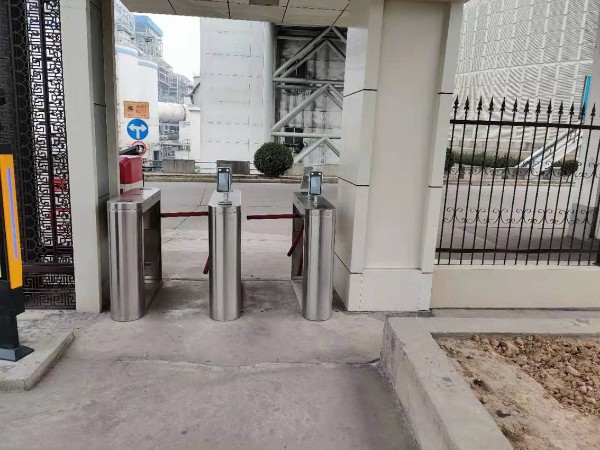 開學(xué)季 沈陽通道閘廠家永特佳爾人臉識別健康碼測溫終端在線護航