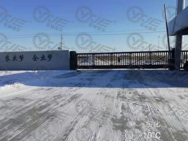 黑龍江綏化企業(yè)冬天地面積雪結(jié)冰，路面不平車輛進出解決方案